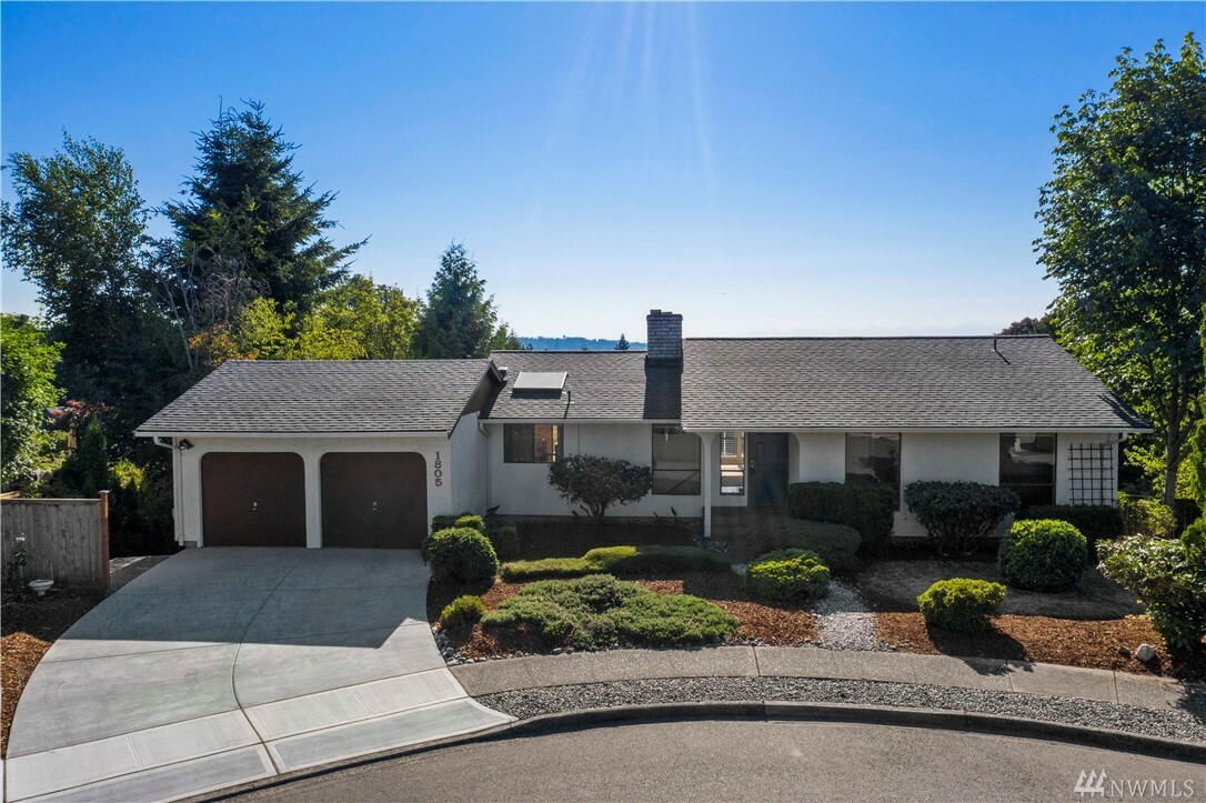 Property Photo:  1805 Lincoln Cir SE  WA 98055 