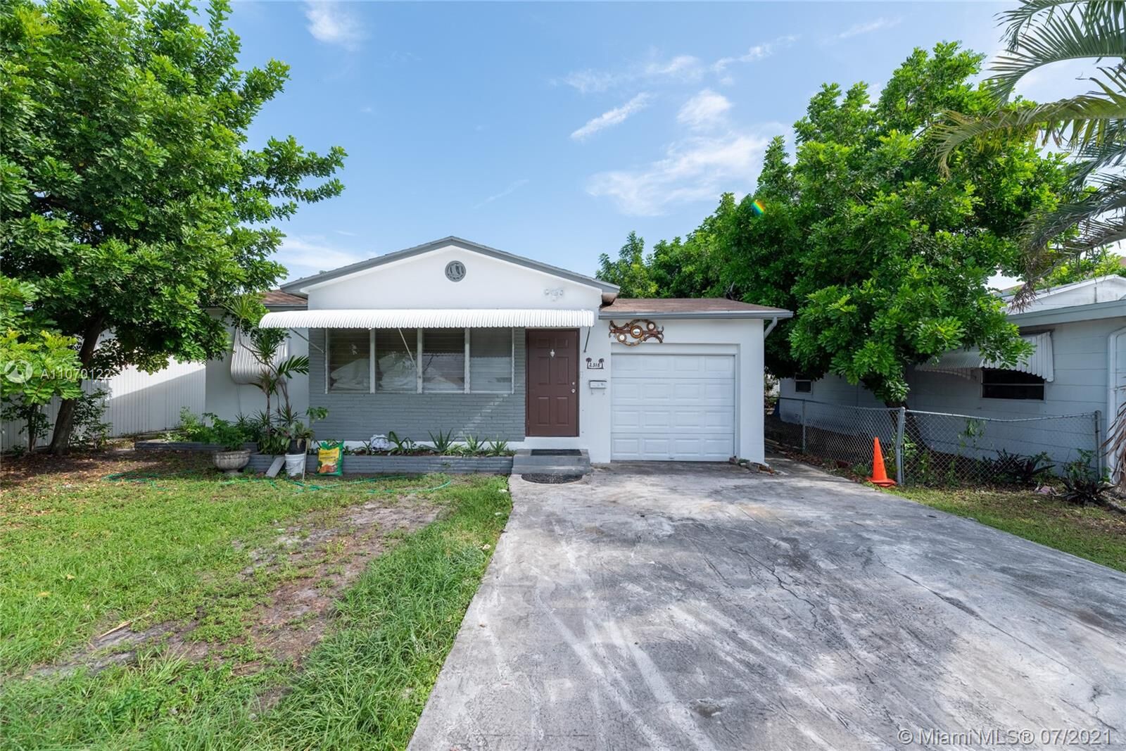 Property Photo: 2318 Taft St FL 33020