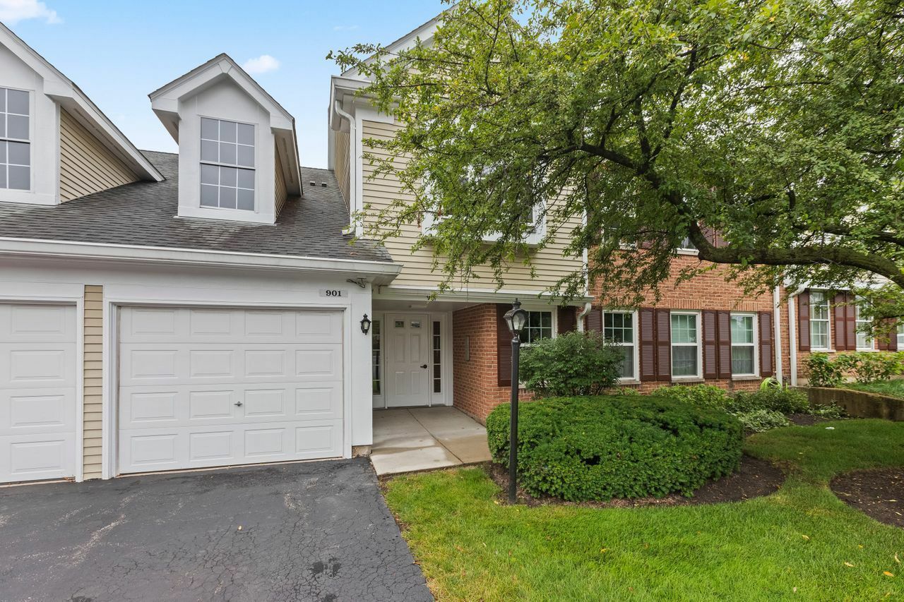 Property Photo:  901 Persimmon Lane D  IL 60056 