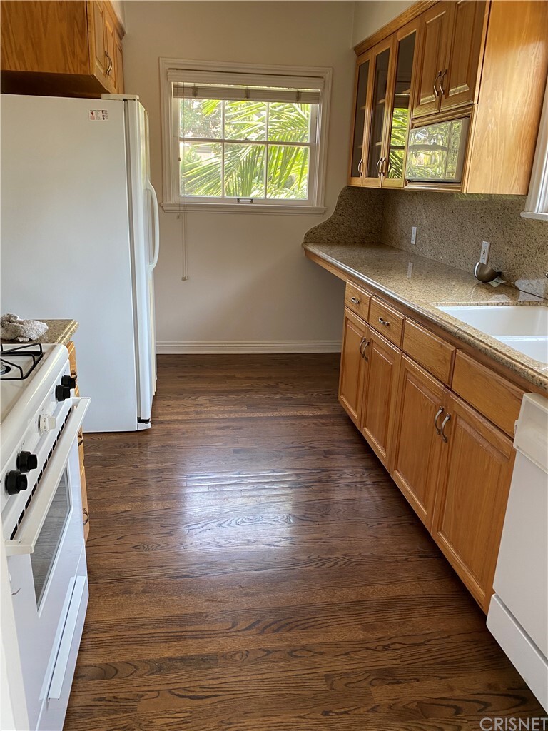 Property Photo:  200 S Rose Avenue  CA 91505 
