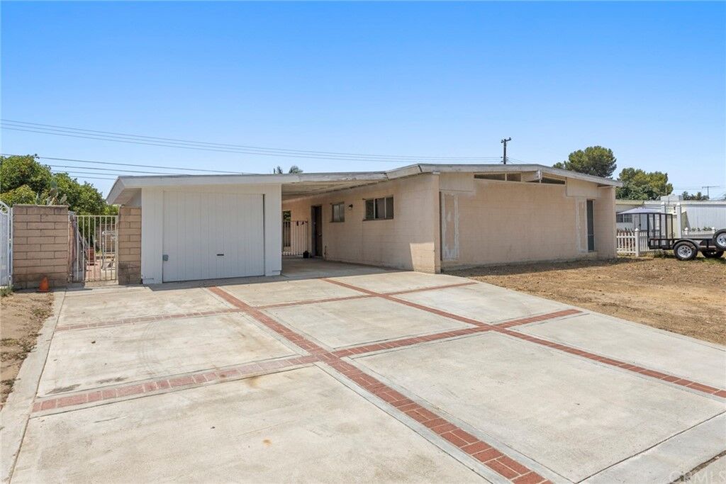 Property Photo:  526 W Ash Avenue  CA 92832 
