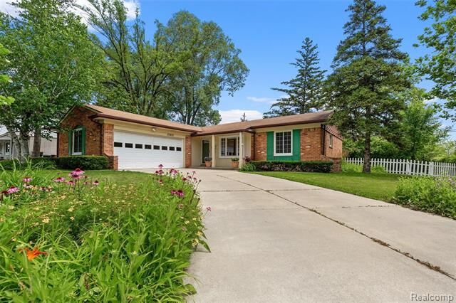 Property Photo: 23930 Creekside Drive MI 48336