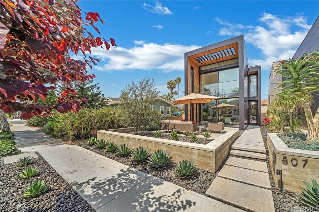 Property Photo:  807 Huntington Street  CA 92648 