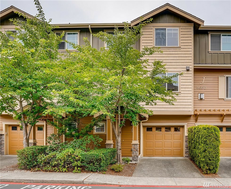 Property Photo: 4660 NE 3rd Ct J3 WA 98059