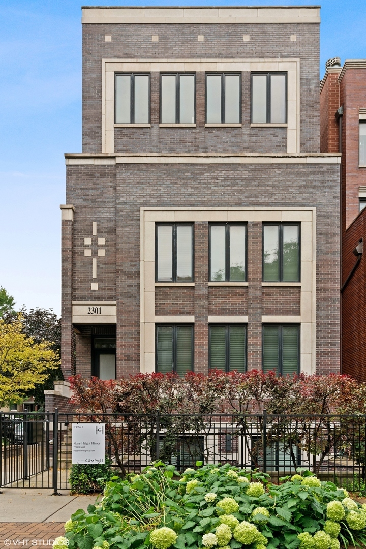 Property Photo:  2301 W Wabansia Avenue 1R  IL 60647 