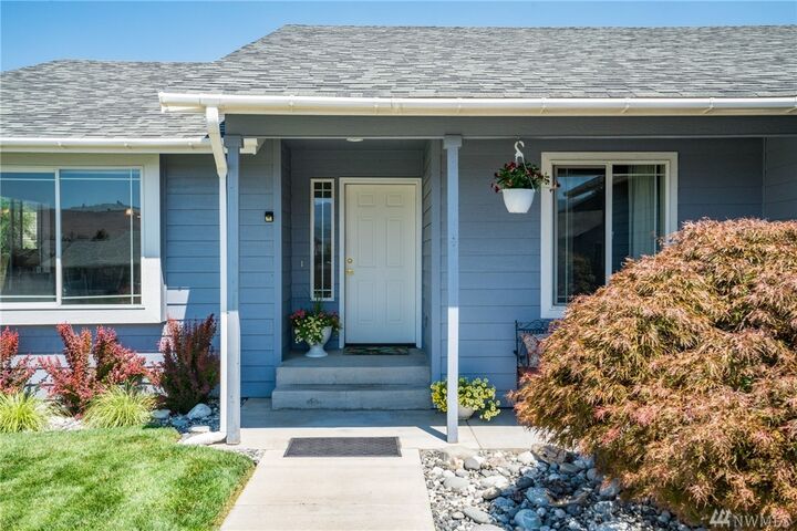 Property Photo:  1925 Bluegrass Ave  WA 98802 