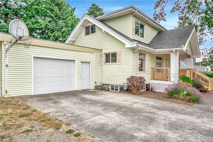 Property Photo:  998 SE 8th Ave  WA 98277 