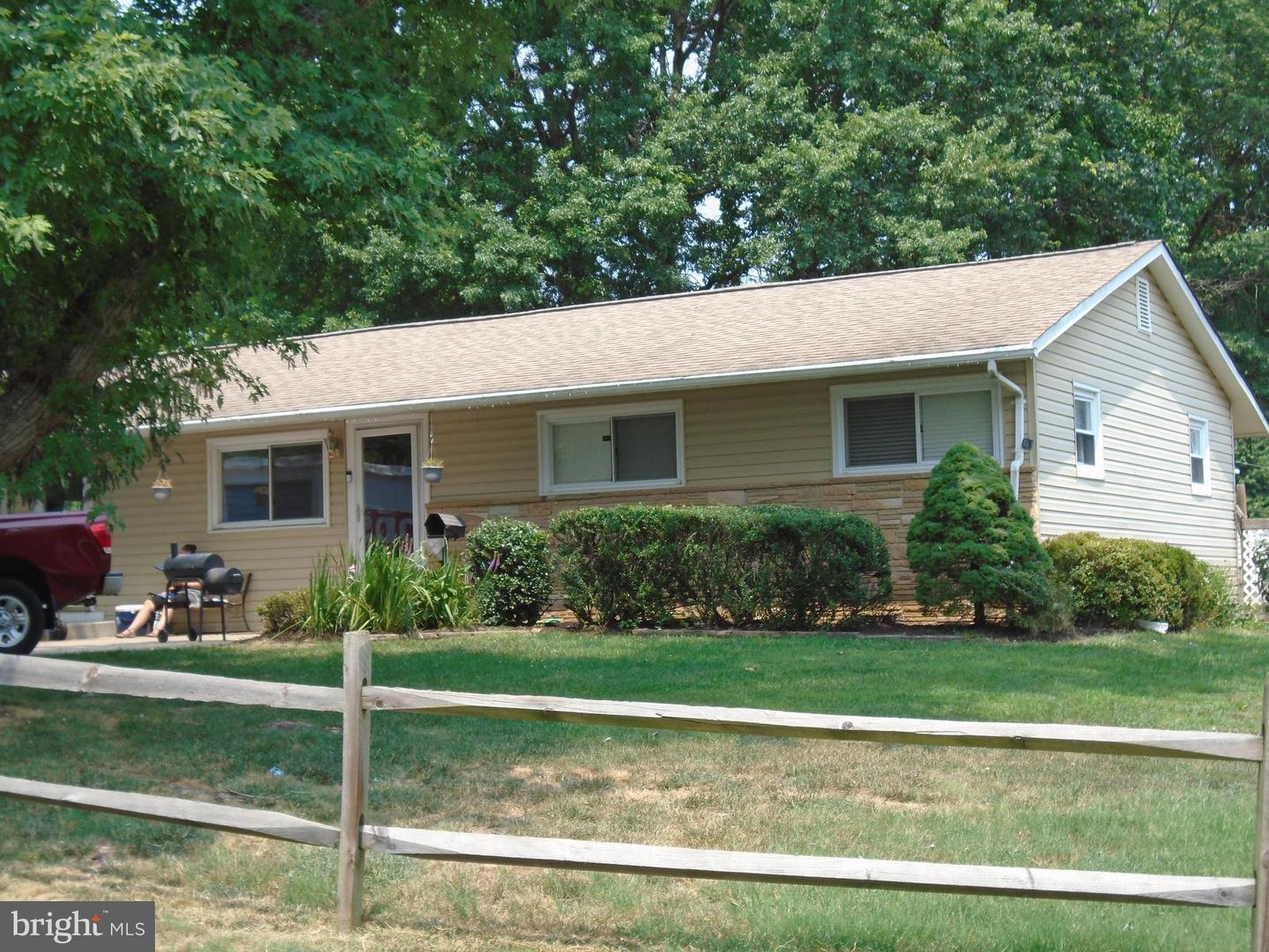 Property Photo: 902 Regency Road VA 22191