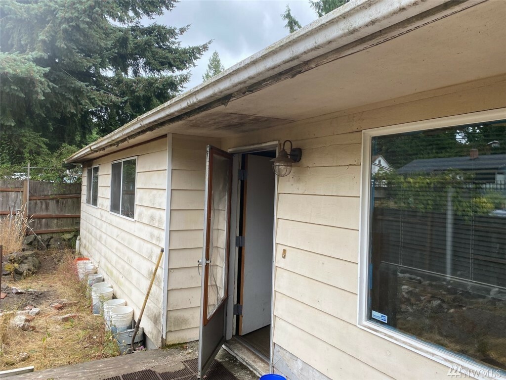 Property Photo:  1563 NE 170th St  WA 98155 