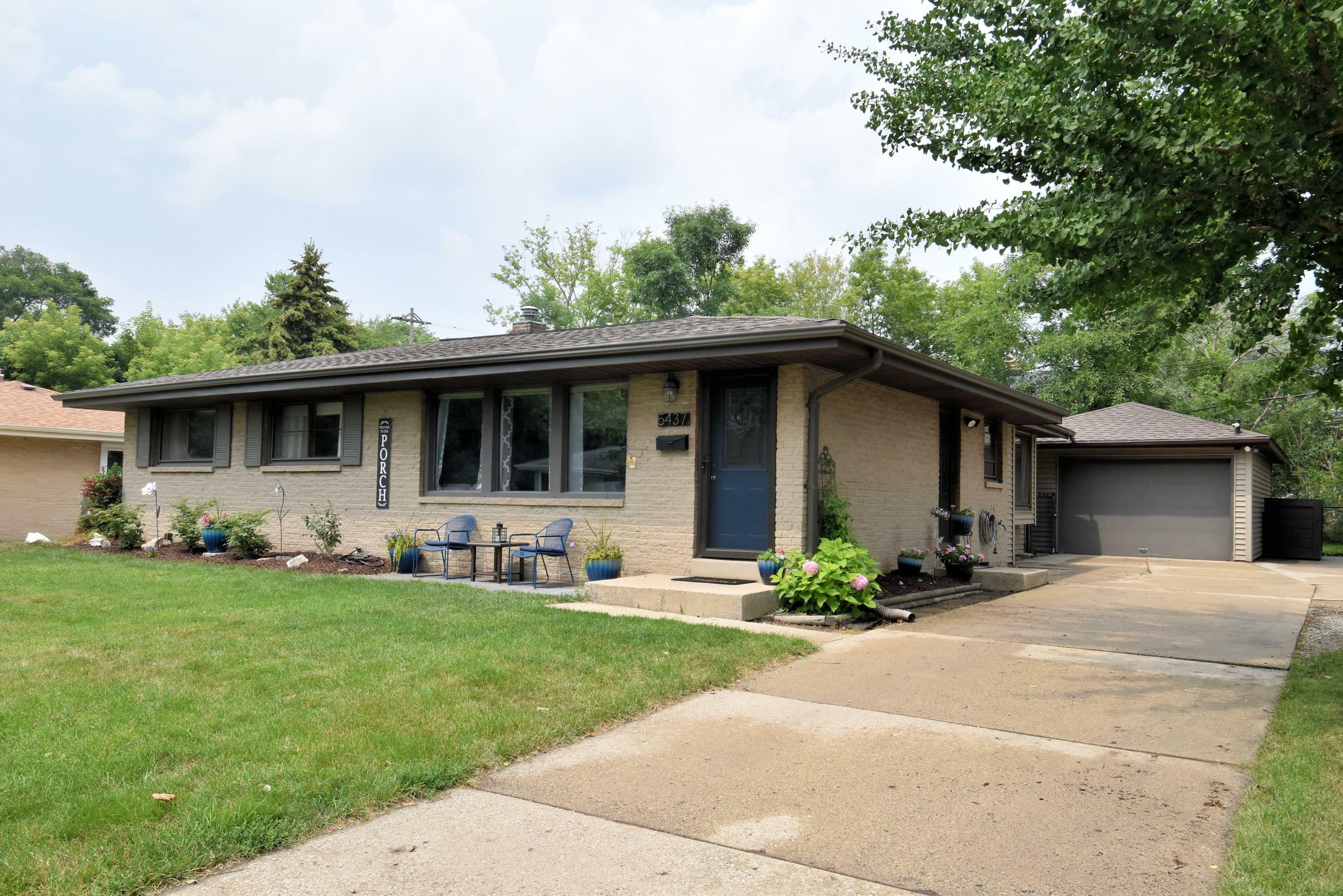 Property Photo:  5437 Moorehead Ln  WI 53129 