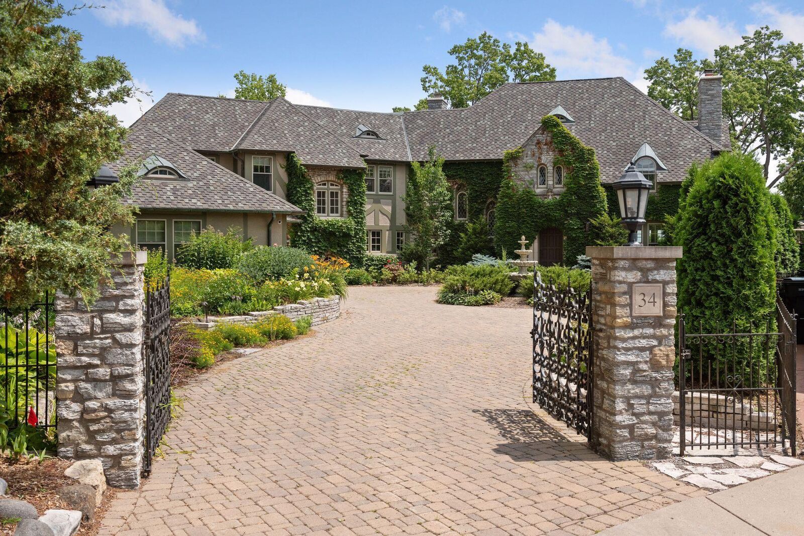 Property Photo:  34 Kenwood Parkway  MN 55105 