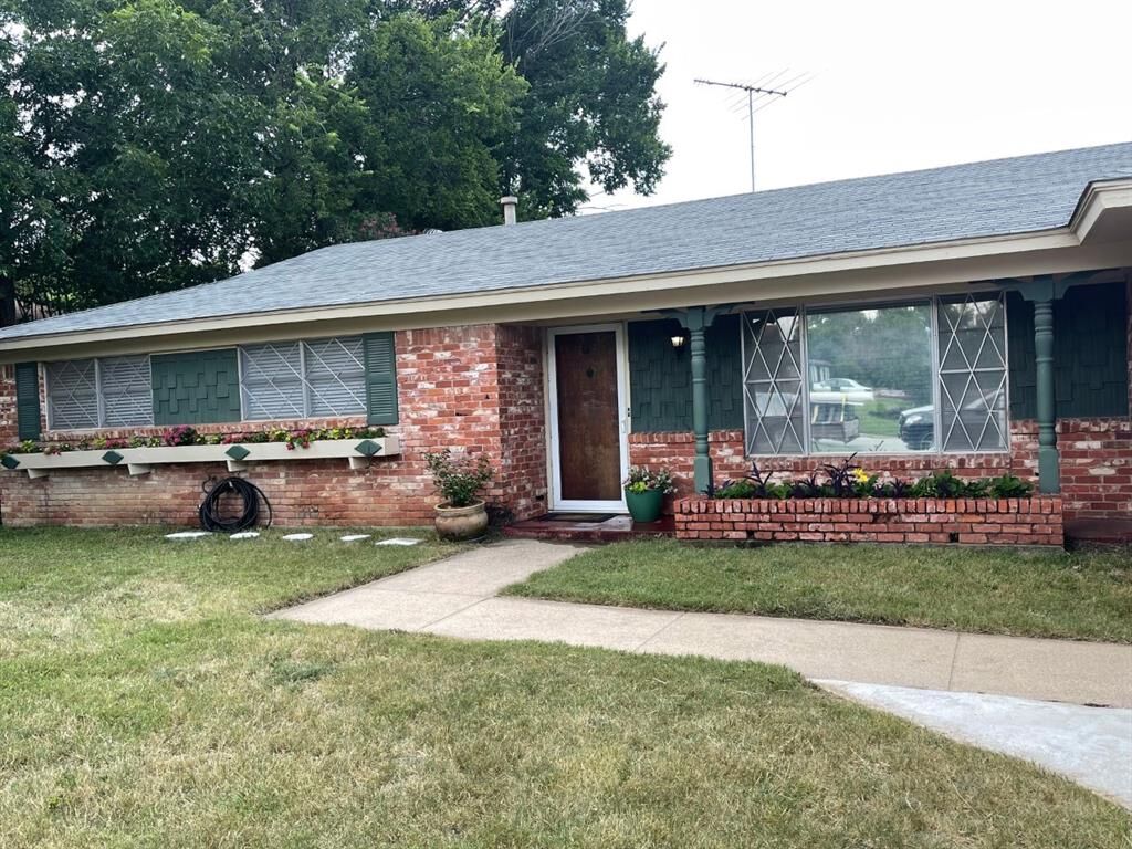 Property Photo:  1321 Hurstview Drive  TX 76053 