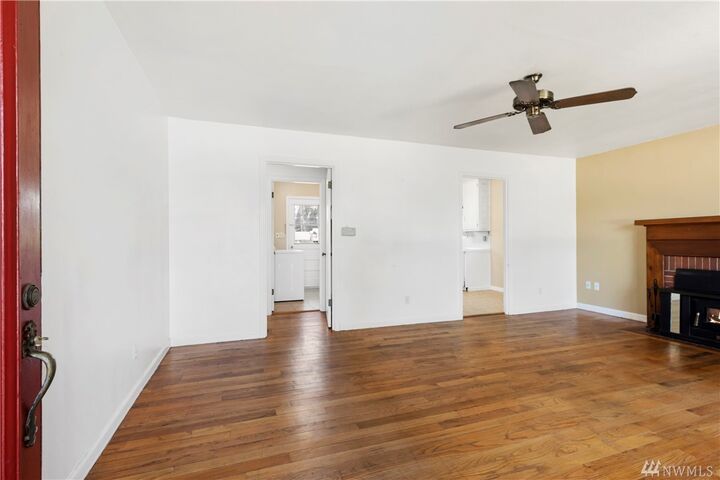 Property Photo:  407 Alder Ave  WA 98390 