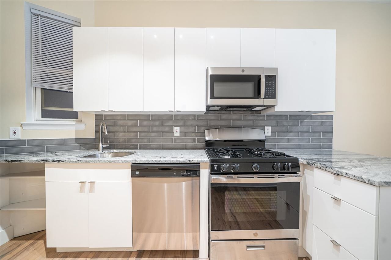 Property Photo:  226 1st St 1B  NJ 07302 