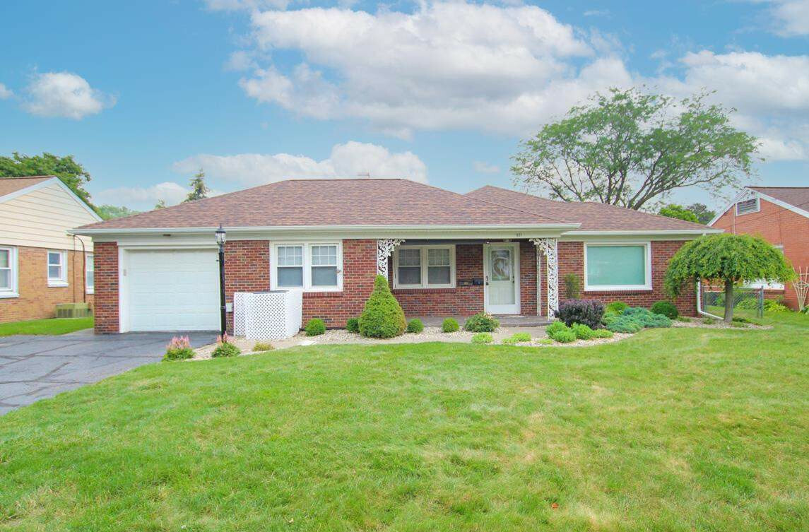 Property Photo:  1021 S Durand  MI 49203 