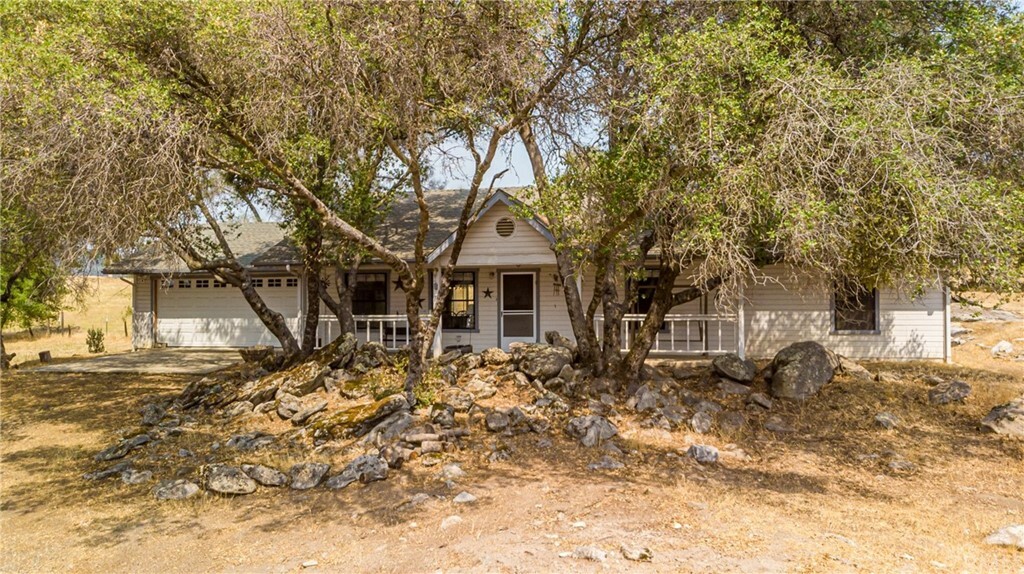 Property Photo:  31427 Sioux Road  CA 93614 