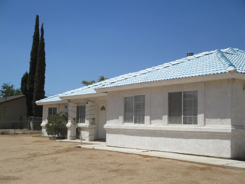 Property Photo:  10814 Cottonwood Avenue  CA 92345 