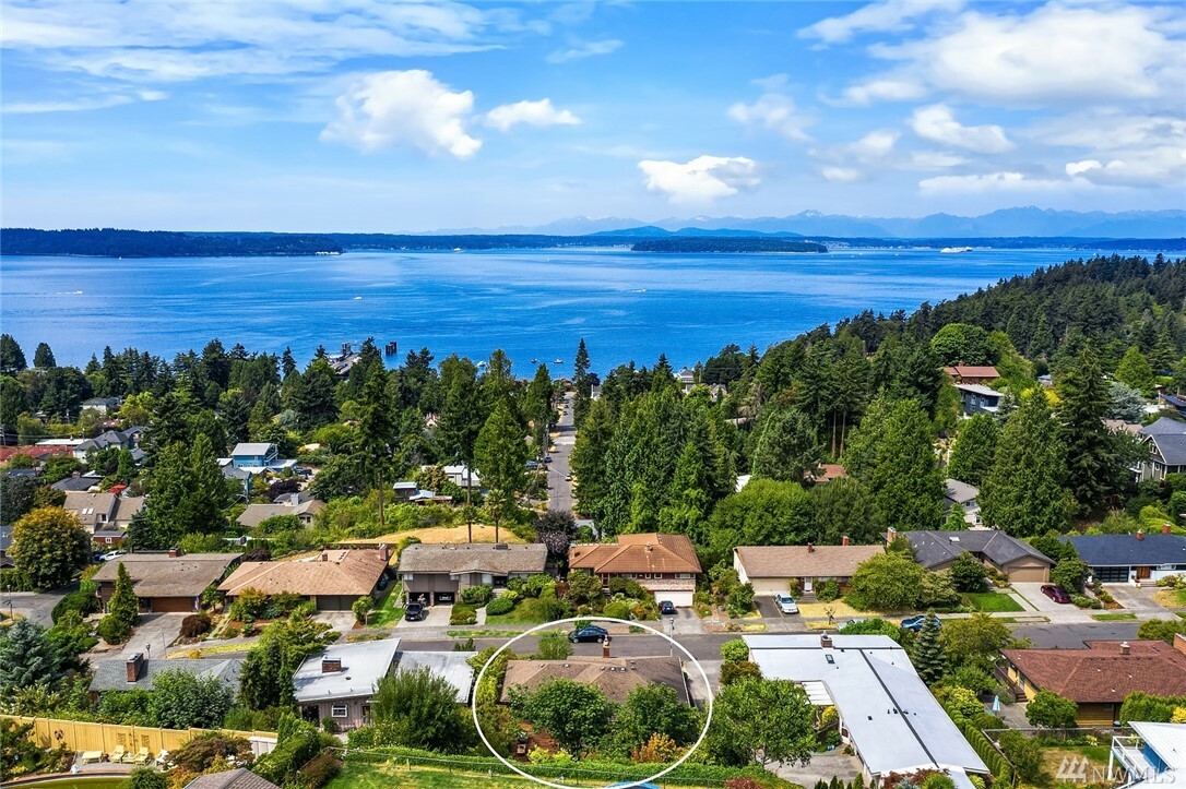 Property Photo: 8720 Fauntlee Crest SW WA 98136