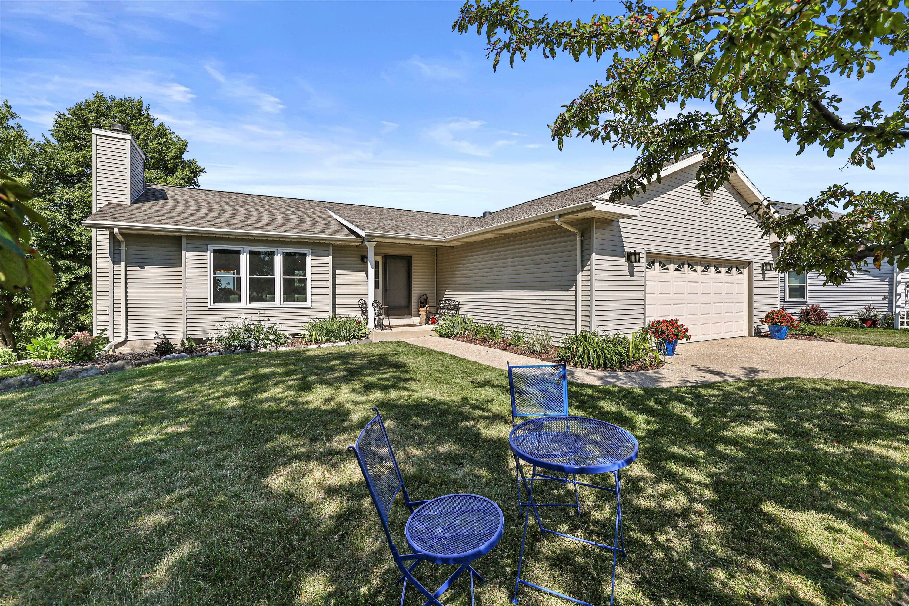 1516 Sunnyridge Rd  Pewaukee WI 53072 photo