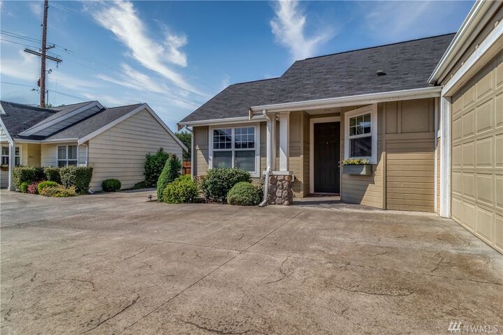 Property Photo:  871 SE Larkspur Place  WA 99324 