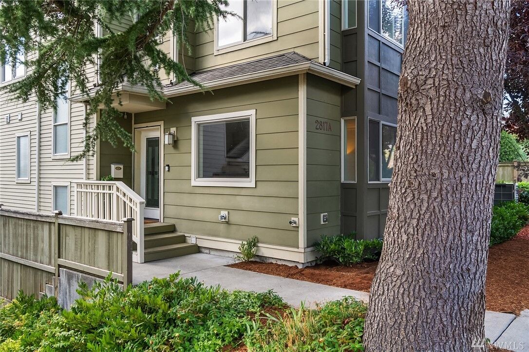 Property Photo:  2817 14th Ave W Apt A  WA 98119 