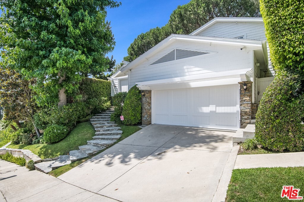 Property Photo: 2445 Banyan Drive CA 90049