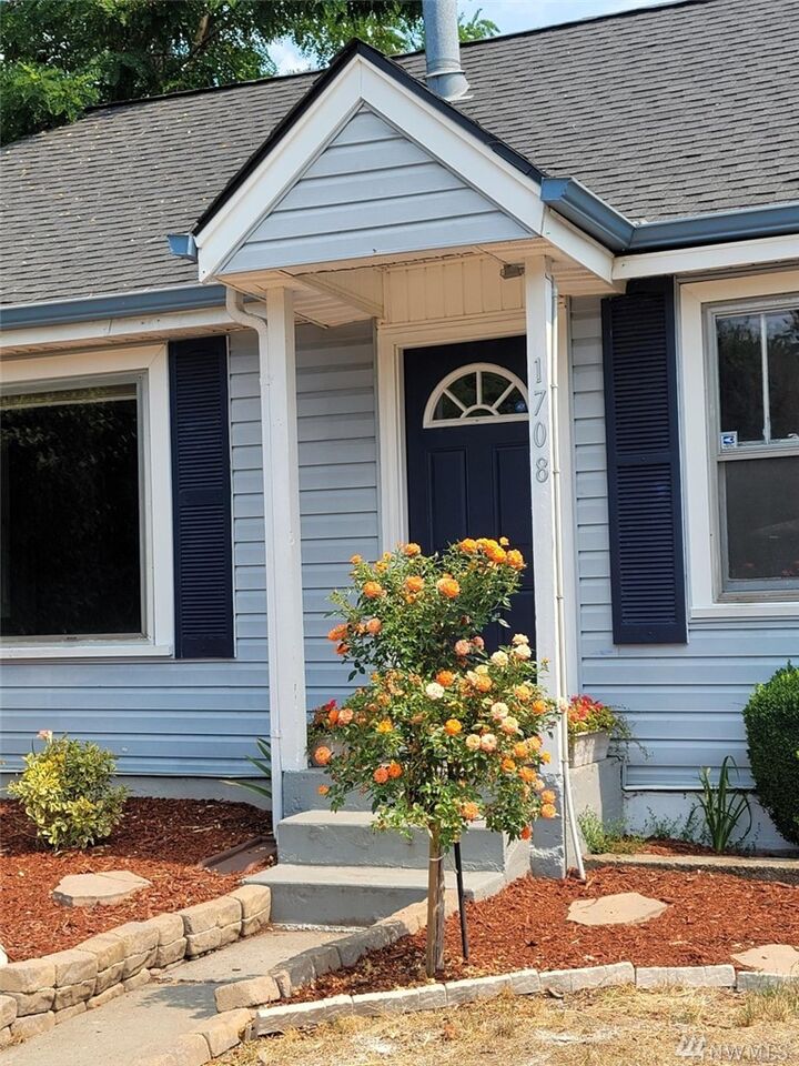Property Photo:  1708 Snyder Ave  WA 98312 