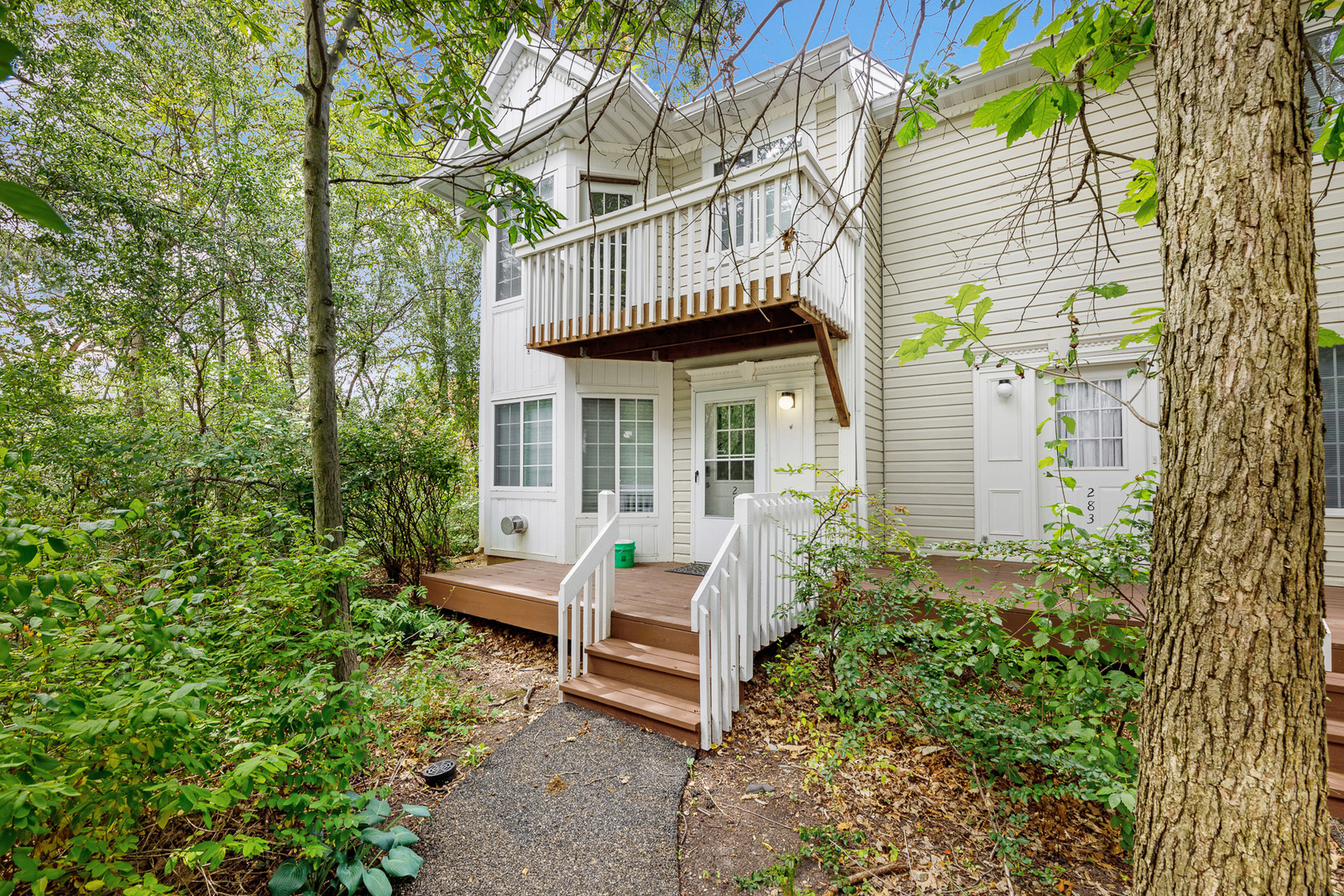 Property Photo: 285 W Treehouse Lane 16-6 IL 60073