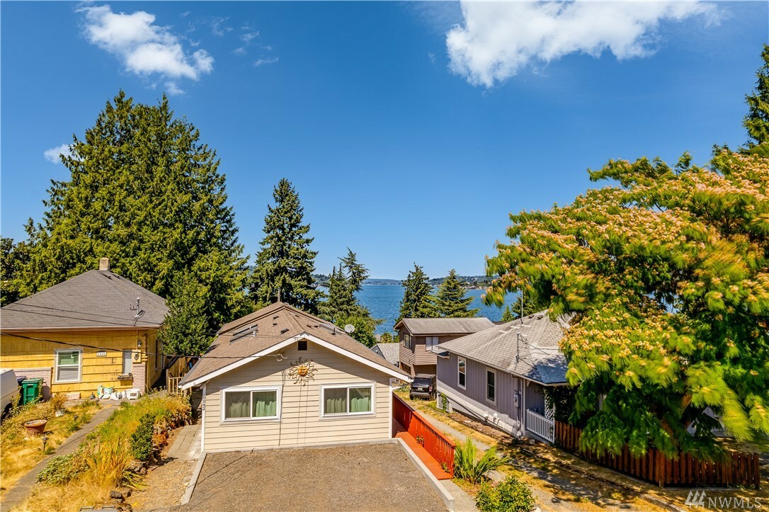 Property Photo: 8542 S 114th St WA 98178
