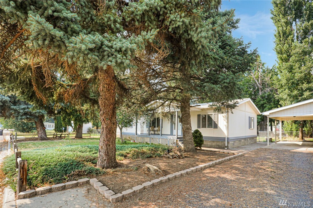 Property Photo: 425 E 8th St WA 99361