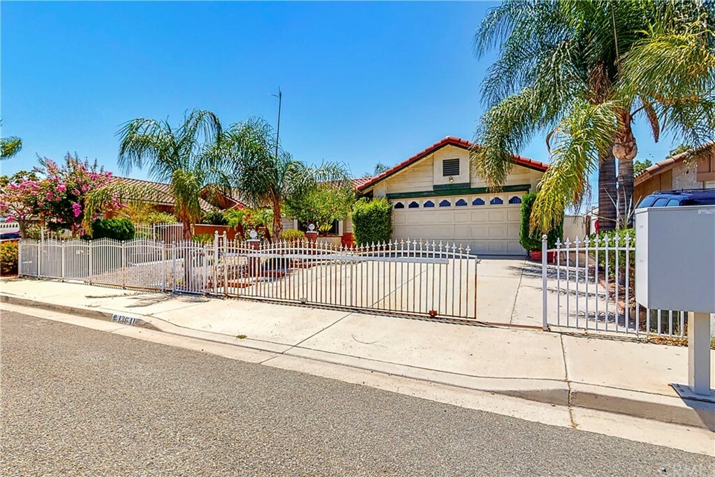 Property Photo: 13641 Vellanto Way CA 92553