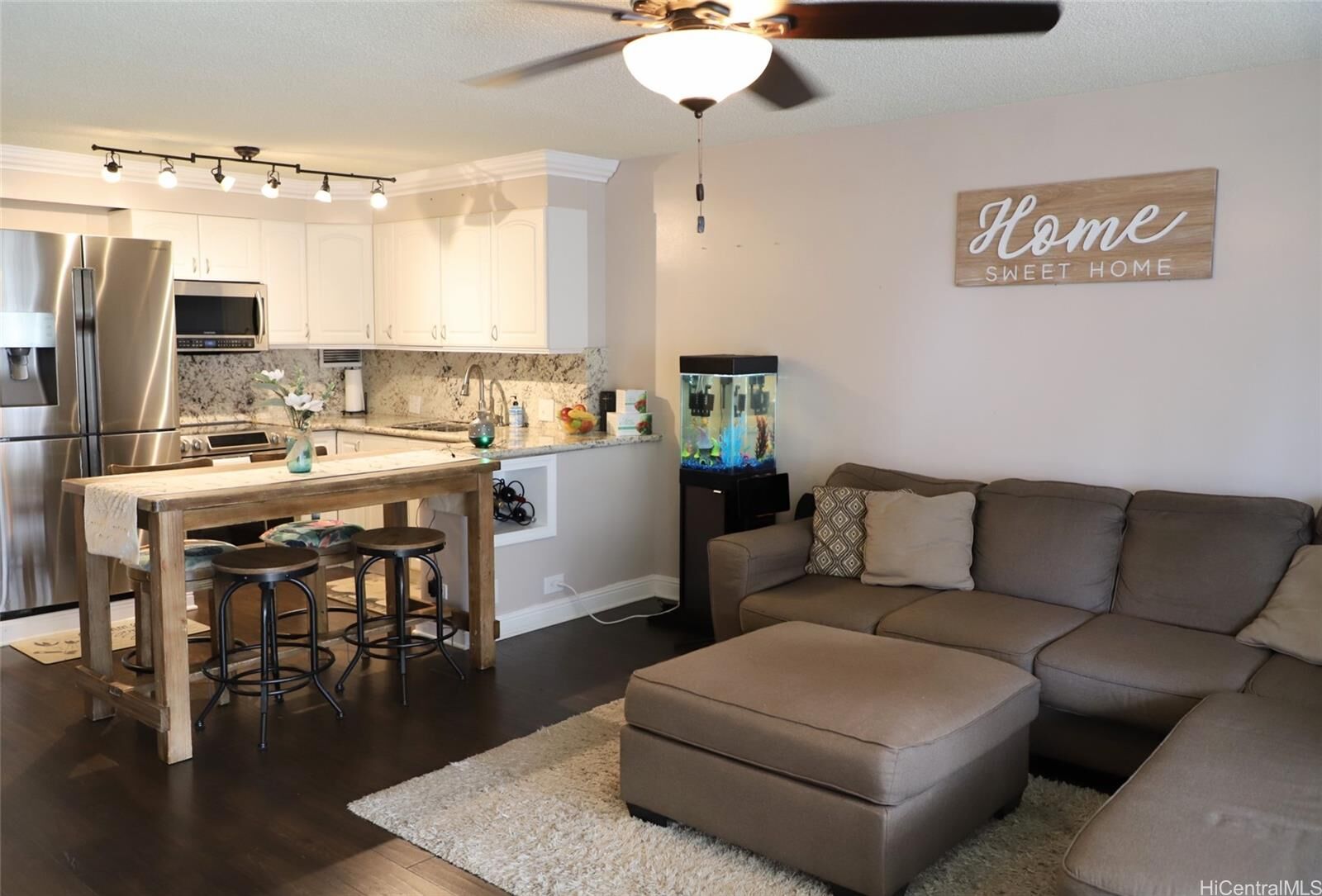 Property Photo:  425 Ena Road 406B  HI 96815 