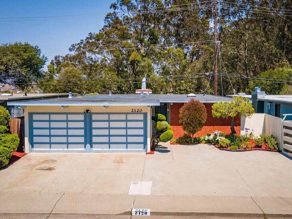 Property Photo:  