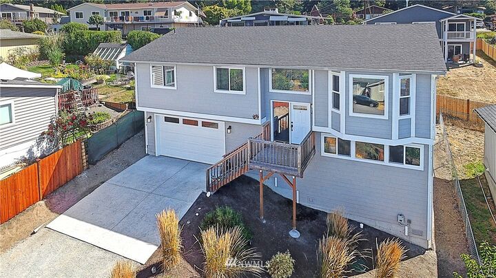 Property Photo:  1079  Pinehurst Court  WA 98282 