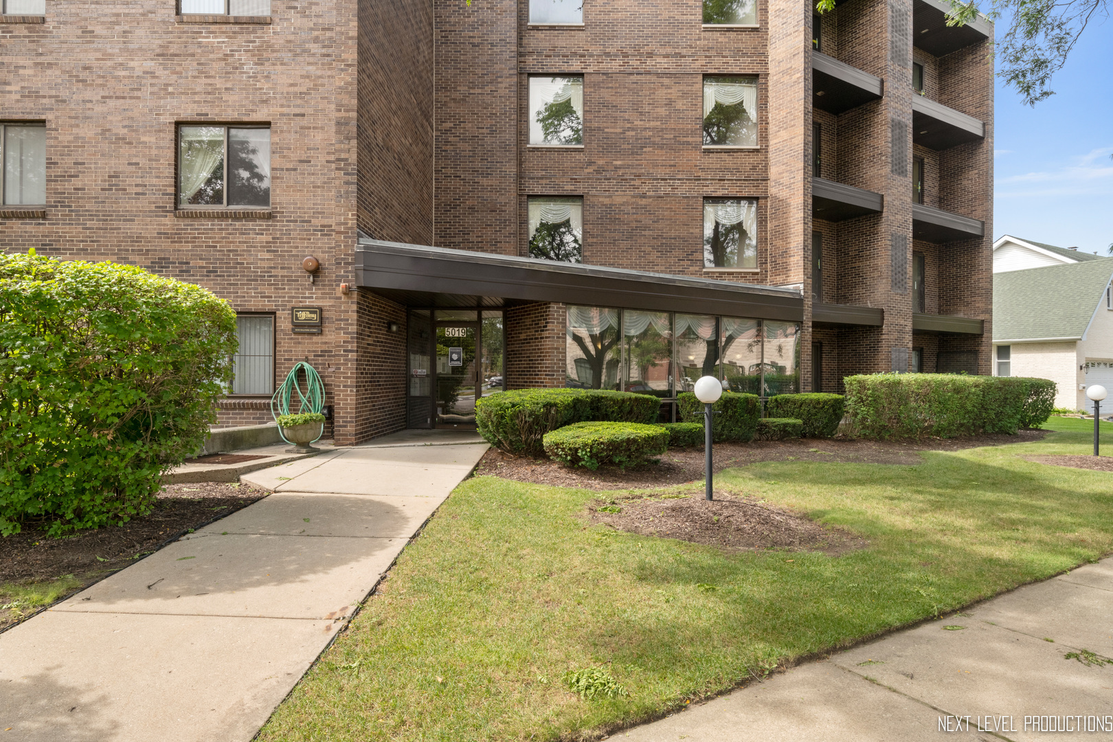 Property Photo:  5019 Mulford Street 202  IL 60077 