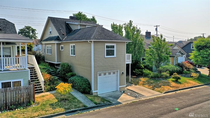 Property Photo:  1217 Donovan Lane  WA 98201 