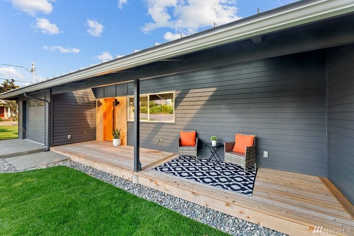 Property Photo:  220 6th St  WA 98260 