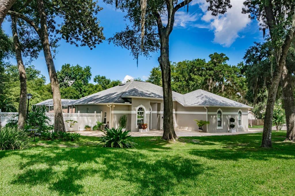 Property Photo: 11508 River Country Drive FL 33569