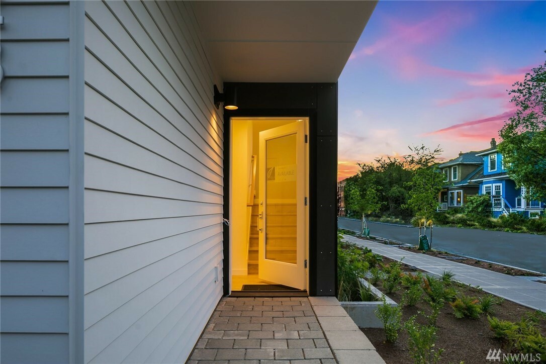 Property Photo: 323 Malden Ave E WA 98112