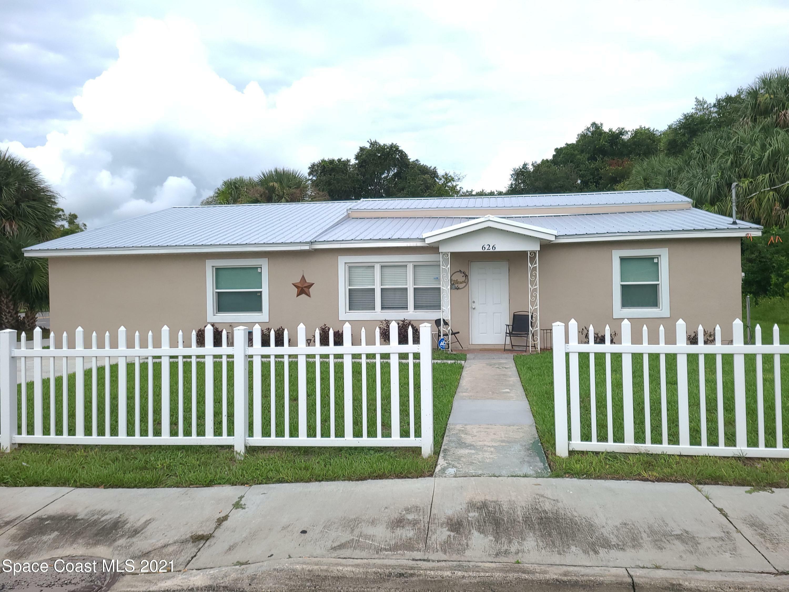 Property Photo: 626 S Deleon Avenue FL 32796