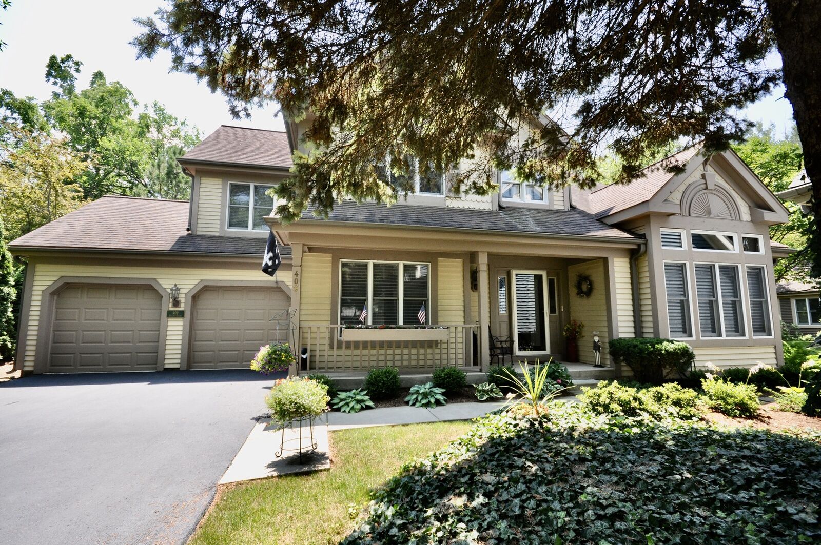 Property Photo:  409 Falcon Court  IL 60561 