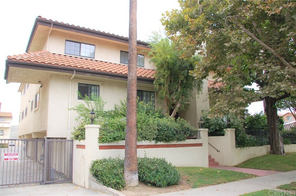 Property Photo:  6930 De Celis Place 40  CA 91406 