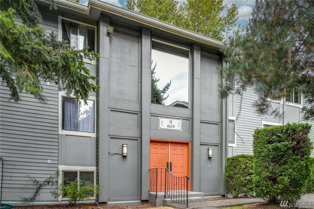 Property Photo:  4629 W Lake Sammamish Pkwy SE H-302  WA 98027 