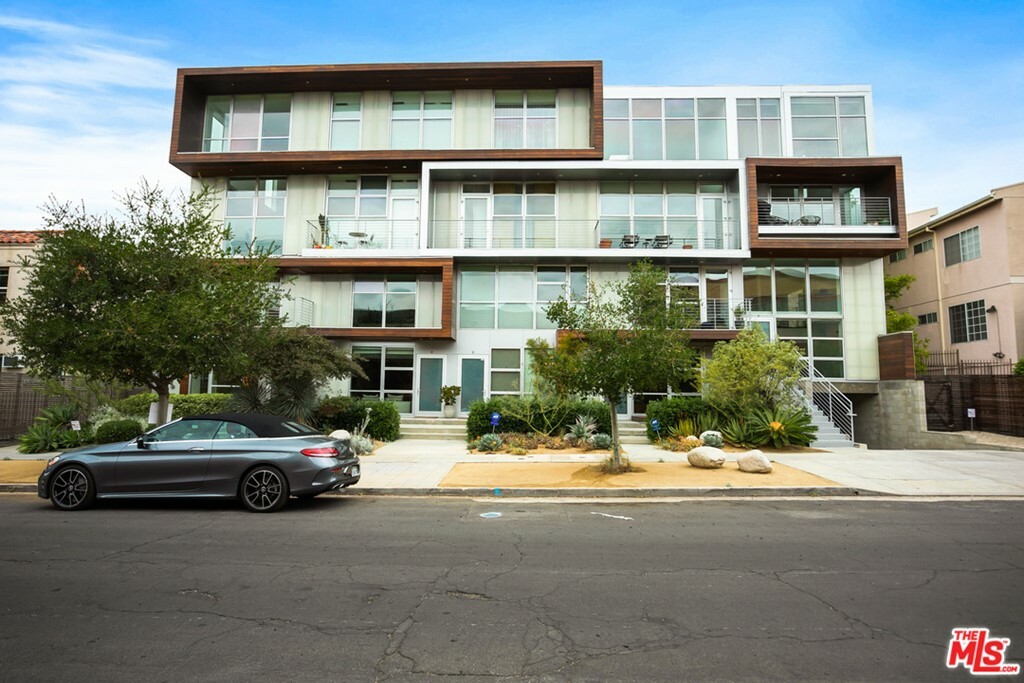 Property Photo:  611 N Bronson Avenue 5  CA 90004 