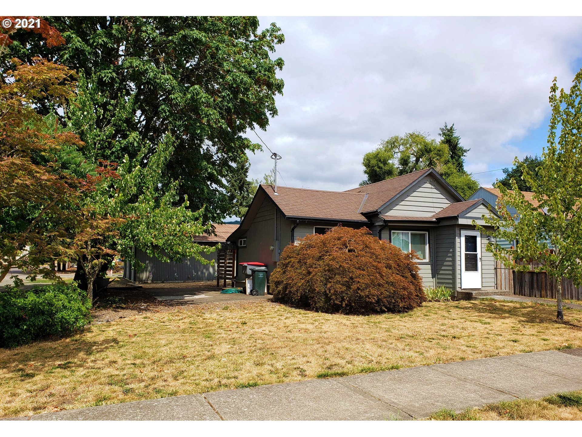 Property Photo: 447 NW Yamhill St OR 97378