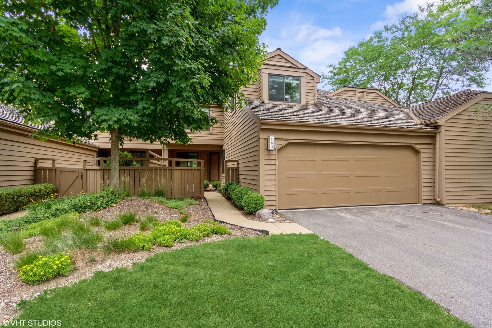 Property Photo: 982 Longmeadow Court 1025 IL 60010