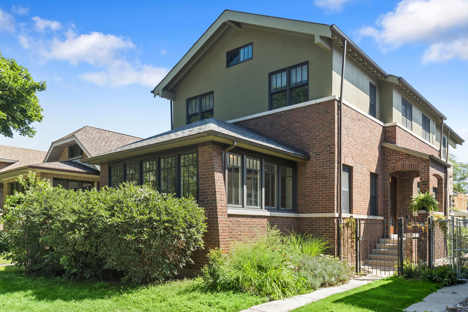 Property Photo: 5035 N Francisco Avenue IL 60625