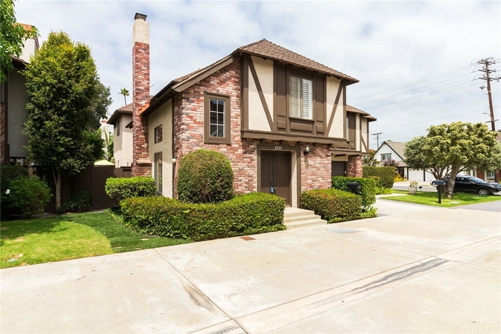 Property Photo: 2523 E 16th Street 8 CA 92663