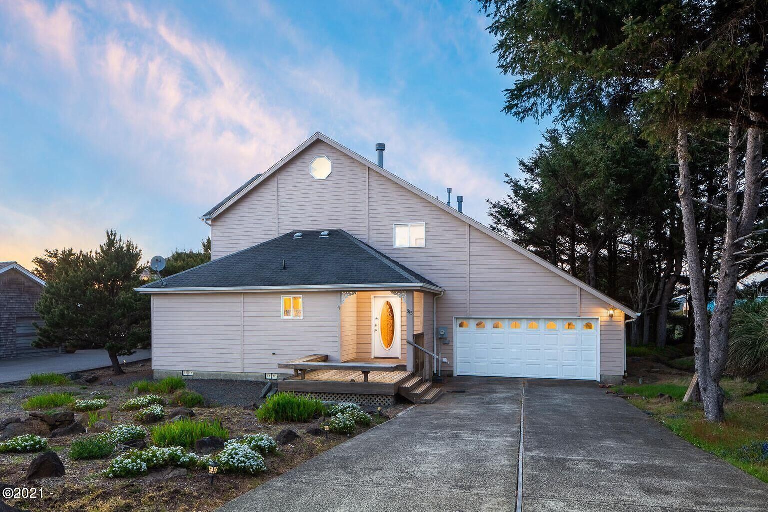 Property Photo:  515 SW Edgewater  OR 97341 