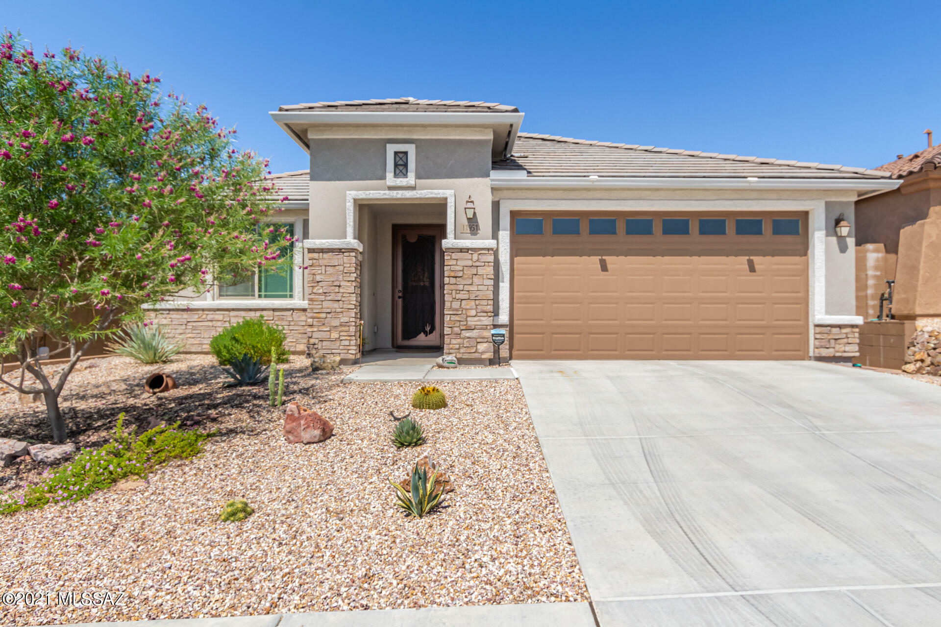 Property Photo: 11951 N Raphael Way AZ 85742